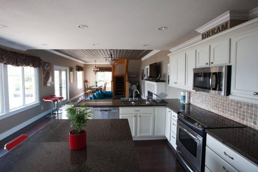 Villa Iconic 3-Story Waterfront 'Marina House' W/ View Gibsons Esterno foto