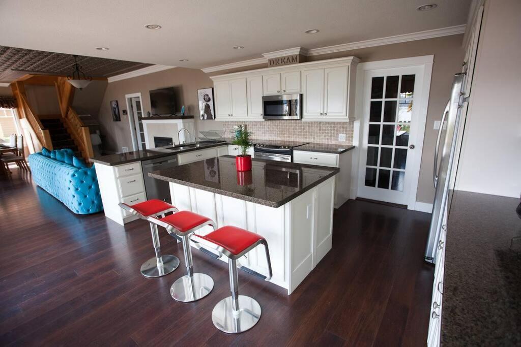 Villa Iconic 3-Story Waterfront 'Marina House' W/ View Gibsons Esterno foto