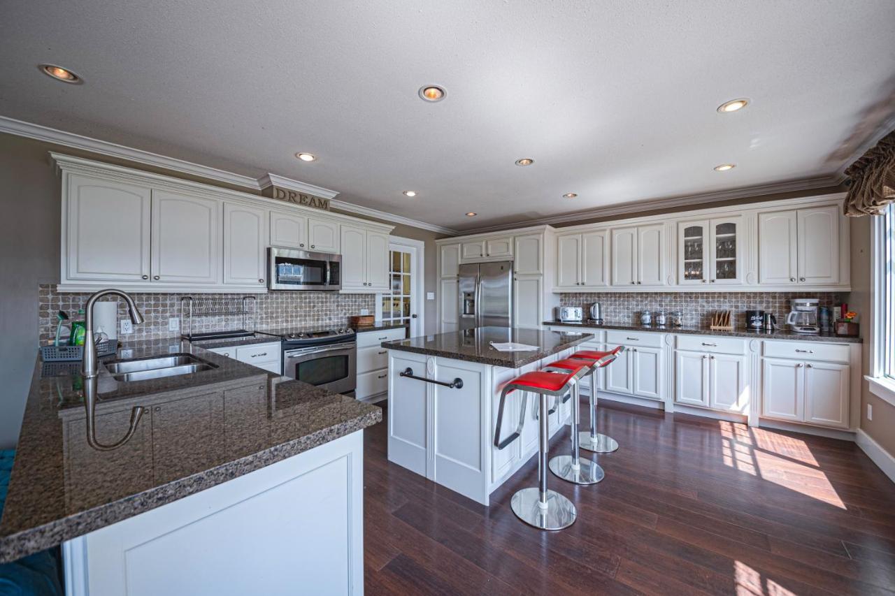Villa Iconic 3-Story Waterfront 'Marina House' W/ View Gibsons Esterno foto