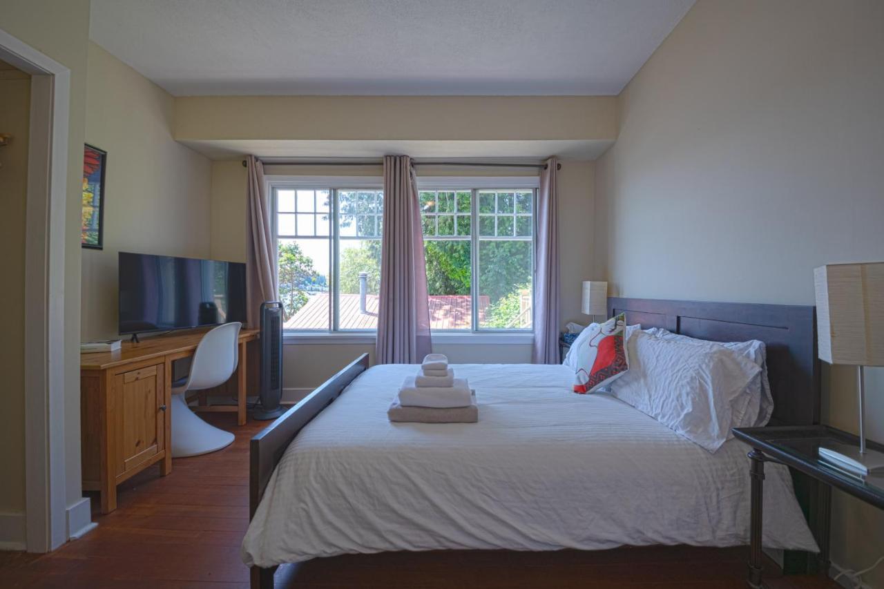 Villa Iconic 3-Story Waterfront 'Marina House' W/ View Gibsons Esterno foto